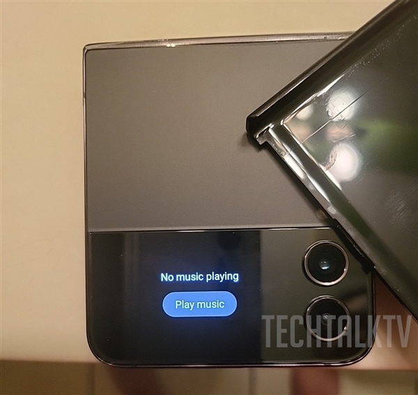 款骁龙8+双屏折叠旗舰！三星Galaxy Z Flip4真机首曝：折痕少了