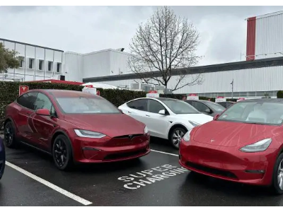 特斯拉Model S/X 用户更换烈焰红车漆