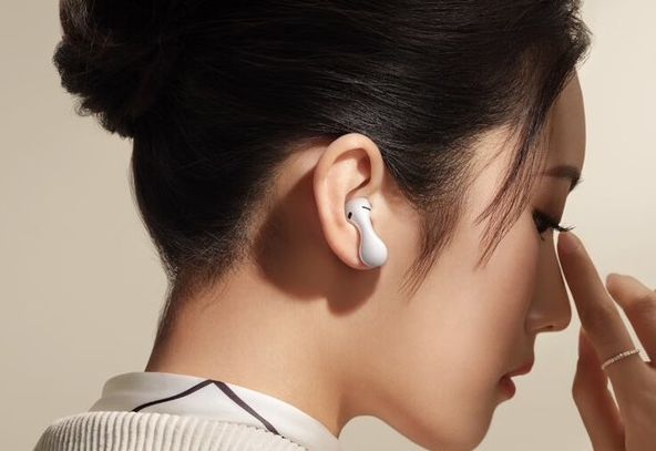 华为FreeBuds 5耳机配备三麦克风降噪和超宽频实时听感优化算法 听感更佳