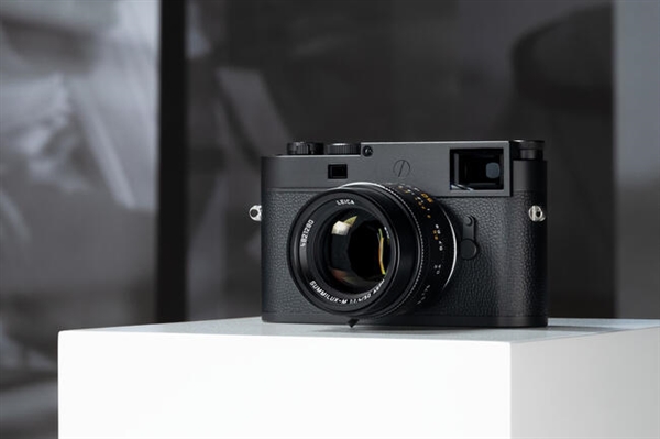 徠卡發布黑白相機M11 Monochrom
，搭載三倍分辨率全畫幅黑白感光元件