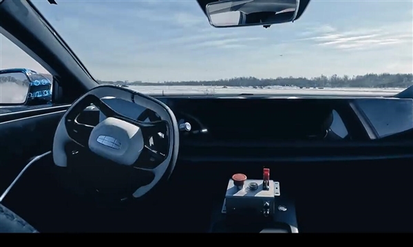 自研AI数字底盘！吉利汽车成功完成全球首个无人驾驶漂移