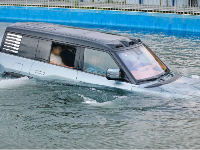 比亚迪仰望U8应对暴雨挑战：独特‘应急浮水’功能保障乘客安全