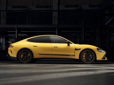 小米SU7 Ultra量产版来袭，赛车级配置预售81.49万，3月上市引期待