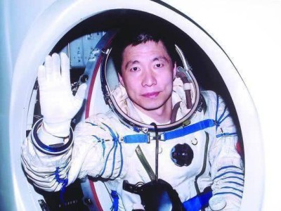 杨利伟太空之旅：神秘敲窗声，竟是险象环生？