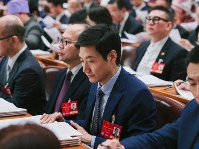 雷军引领小米新高潮：日赚10亿，造车梦渐行渐近