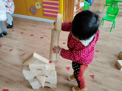 小班幼儿的火箭梦：如何在倒塌中探索与成长？