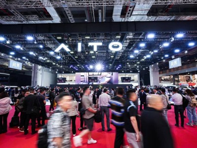 问界上海车展绽放新豪华，赛力斯智能安全技术引领行业潮流