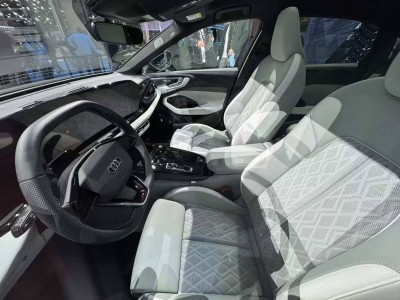 2025上海车展亮点：奥迪A5L内饰曝光，三屏设计引领科技新风尚