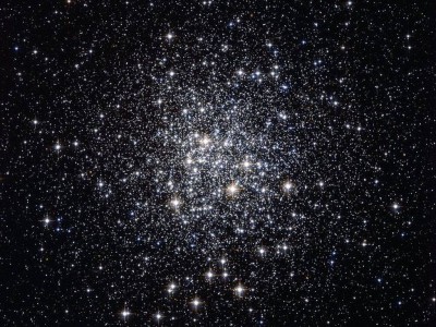 哈勃35周年新图发布，M72球状星团璀璨再现宇宙之美