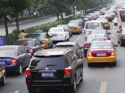 加塞现象背后：司机寸步不让的心理与道路安全考量