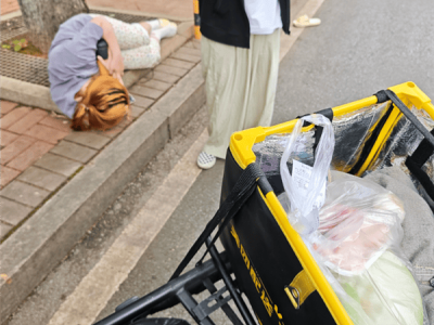 吉利试驾员路遇事故果断救援，网友点赞，杨学良：奖锦旗奖金！