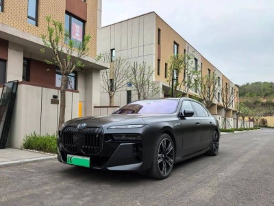 宝马i7一年驾驶体验：动力豪华兼备，外观内饰争议大，你如何选择？