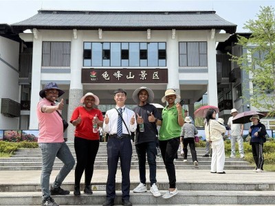 南非游客龟峰山之旅：无人机航拍+VR太空漫步，炫酷体验不间断