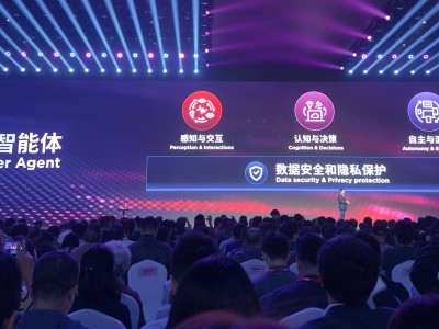 联想发布超级智能体矩阵，卷轴屏AI PC与人形机器人成亮点