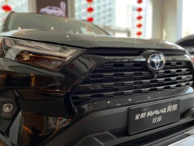 2025款RAV4大变脸！尺寸升级，2.0L混动油耗仅5L，能否续写销量传奇？