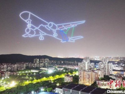 南航无人机光影秀：夜空绽放火箭飞机图案，炫酷夺目