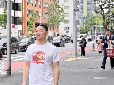 刘强东日本街头变“猪猪侠”，京东外卖二维码抢镜外卖大战