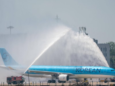 大韩航空新涂装A330首秀北京，首都机场“水门礼”迎客