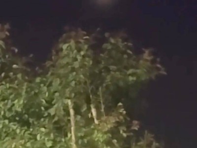 新疆多地夜空现神秘飞行物，目击者：亮如明月，瞬间加速消失