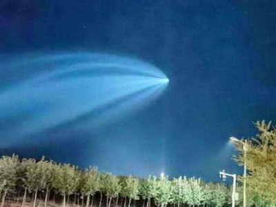 新疆夜空神秘光点频现，真相待解，你认为是何物？