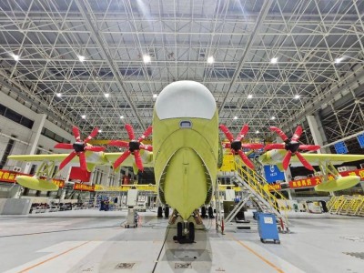AG600“鲲龙”首架批产机翱翔天际，国产水陆两栖飞机迈入新篇章！