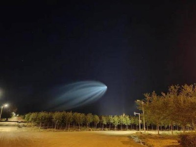 新疆夜空神秘光团真相揭秘：航天专家为何对消失前加速存疑？