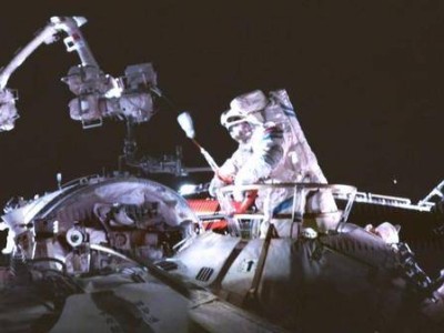 陈冬引领！中国航天员首次于空间站建成后从核心舱节点舱“漫步”太空