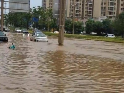 武汉暴雨肆虐，武大校门变身“水上乐园”，城市排水再敲警钟！