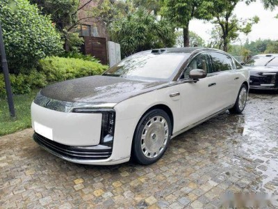 尊界S800豪华登场！近5米5车长，三电机四驱续航破700Km，能否撼动市场？