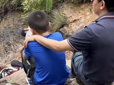 37岁母亲拍照不慎坠崖，两幼子目睹惨剧，户外安全警钟长鸣！