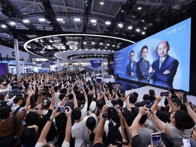 问界M9大五座零重力版亮相车展：余承东汪涵共演科技豪华新篇章