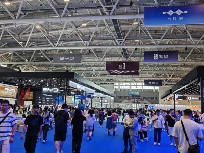 仰望U8L粤港澳车展首发新色，24K真金车标成焦点，人气高涨！