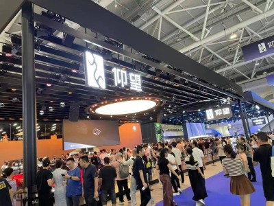 仰望U8L新色首发：曜石黑配日珥金，24K真金车标彰显极致尊贵