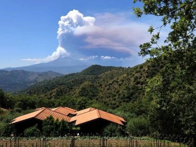 埃特纳火山再喷发！千米高羽流震撼，西西里岛50公里外仍可闻爆炸声