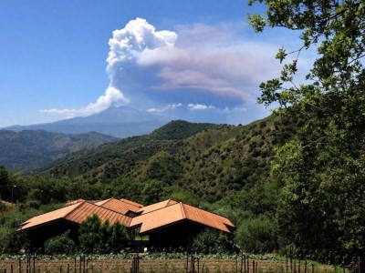 埃特纳火山再喷发！数千米高羽流震撼，50公里外仍闻爆炸巨响