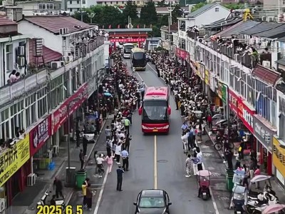 毛坦厂万人送考，头车寓意“一路顺利”，复读生家长心情复杂
