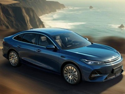 吉利银河A7 EM-i来袭：4.9米中型插混轿车，实测油耗2.5L，续航超2100km仅售10万？
