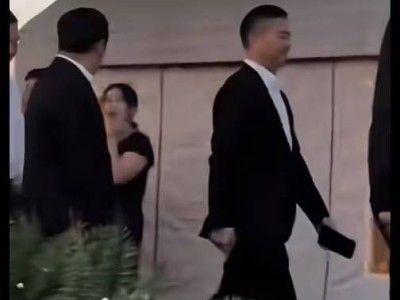 刘强东沈阳浑河现身，西装革履与京东物流员工同行