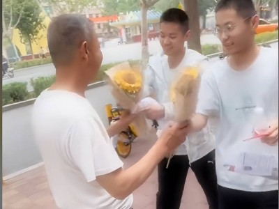 双胞胎高考跪谢爷爷：18载辛苦抚养，感恩尽在不言中