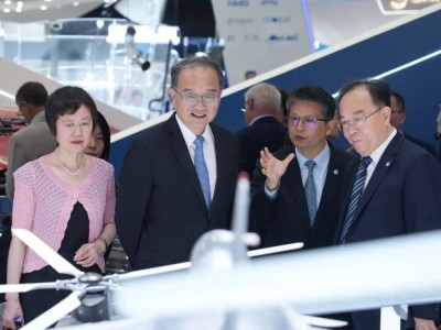 邓励大使探访巴黎航展，点赞中国航空航天企业的辉煌成就