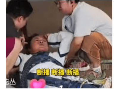 63岁马景涛直播古装秀突晕倒，高温中暑成疑云？