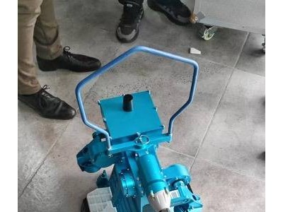 冰雪挑战下，铁路除冰机器人如何守护列车安全通行？