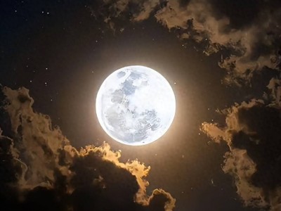唐代古籍揭秘：月亮竟非“白玉盘”，而是凹凸不平球体，有8万“修理工”维护？