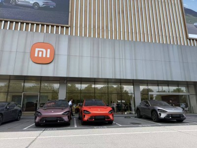 小米YU7上市火爆，长沙门店看车试驾排起长队