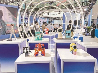 深圳近30家科技企业携AI机器人、智能咖啡机等亮相中博会