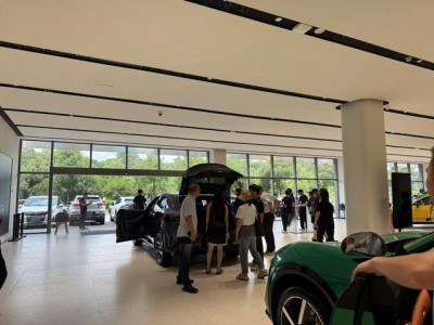 小米YU7上市火爆，线下门店看车试驾排队长龙不断
