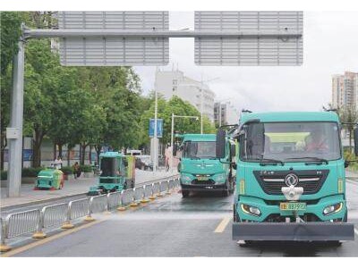 智能环卫机器人“军团”亮相西乡，人机协同共绘城市清洁新图景
