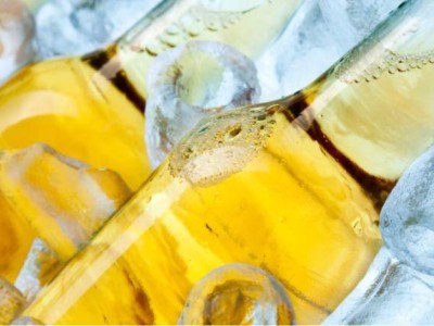 啤酒高端化风潮下，青岛啤酒千元爆款与白酒遇冷之谜