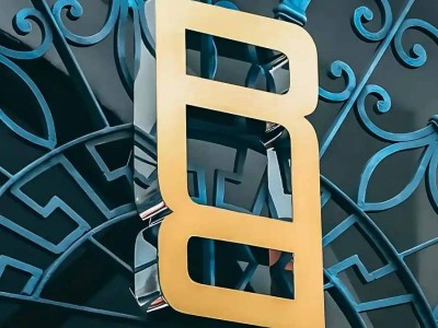 路虎揽胜推出全新“镜像双R”标识，豪华升级内饰细节同步焕新