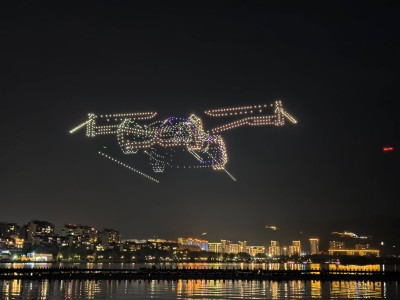 梁平首届西部低空经济博览会：无人机灯光秀点亮夜空，共绘绿色发展蓝图